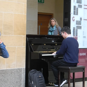 給小骚逼操岀尿视频
